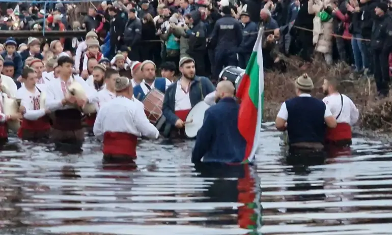 Традиционното мъжко хоро нагази във водите на Тунджа в Калофер - Tribune.bg