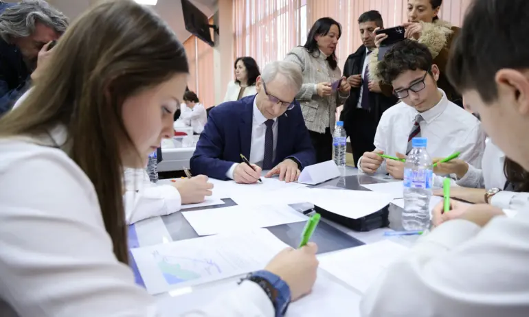 Овладяване на свлачище и решаване на математически задачи – Денков посети Варна - Tribune.bg