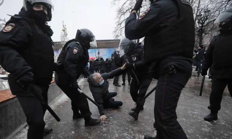 Париж: Арестите в Русия са непоносимо оскърбление за върховенството на закона - Tribune.bg