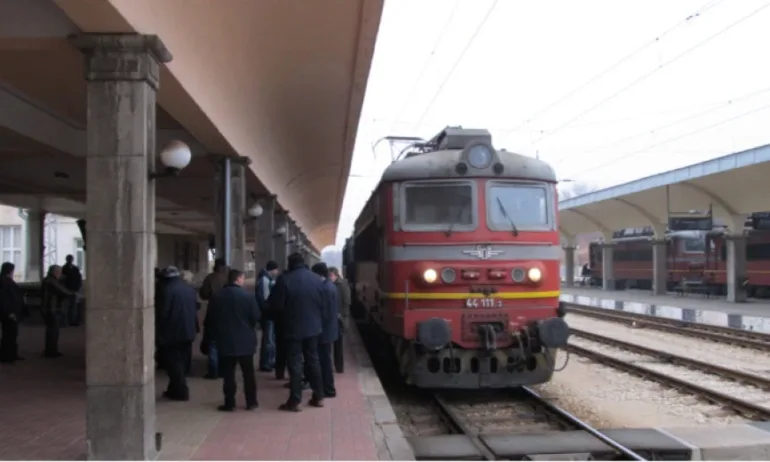 Команда към машинист да потегли на червен светофар от гара Калотина-запад - Tribune.bg