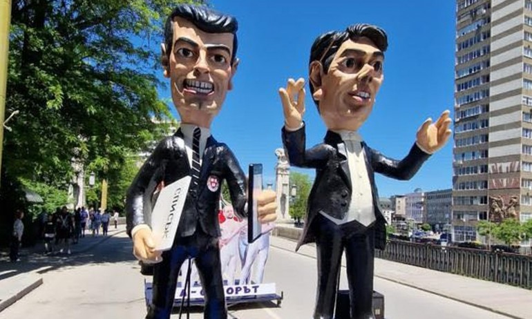 А отборът на Кирил Петков и Асен Василев по клинчета на карнавала в Габрово (СНИМКИ) - Tribune.bg