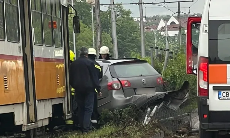 Поредна катастрофа: Лек автомобил беше отнесен от трамвай - Tribune.bg