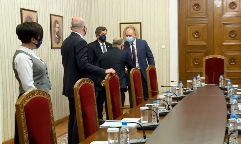 Радев на среща с ДБ: Пакет лични предпазни средства за всеки, отиващ да гласува - Tribune.bg