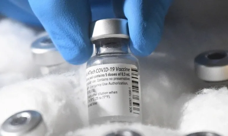 МЗ със списък на хората, които не трябва да се ваксинират с Пфайзер - Tribune.bg