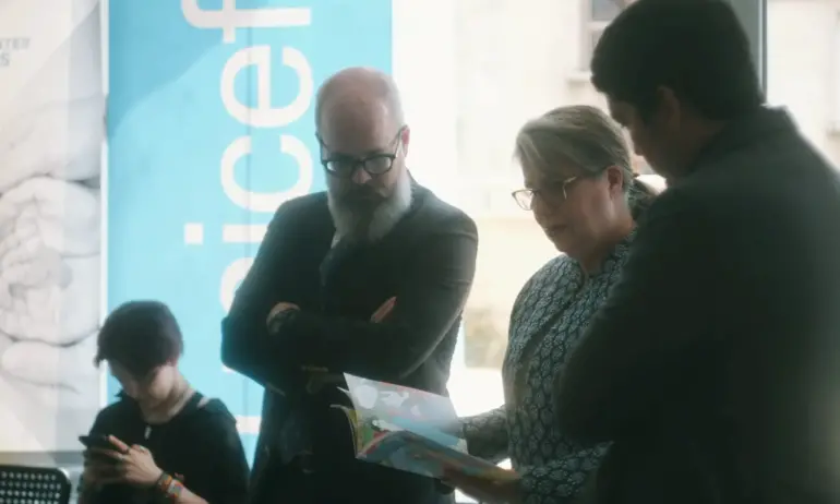 Зам.-посланикът на САЩ присъства на представяне на книга с приказки, написани от украински деца у нас - Tribune.bg