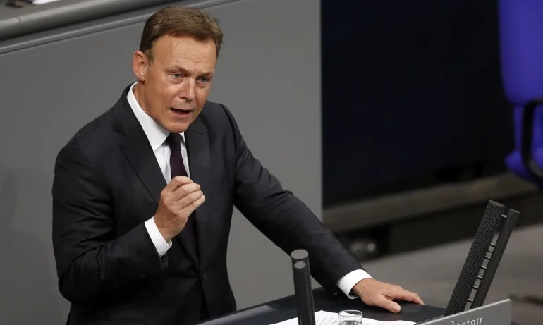 Зам.-председателят на Бундестага почина внезапно след припадък по време на интервю - Tribune.bg