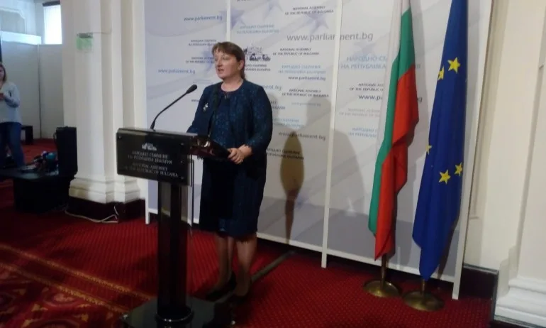 Mайките на деца с увреждания искат оставката на Сачева, тя успокои, че няма да им се отнемат права - Tribune.bg