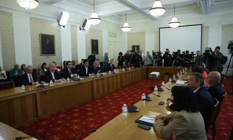 В очакване на лидерската среща между ПП-ДБ и ГЕРБ-СДС - Tribune.bg