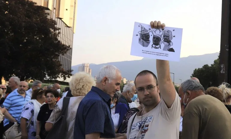 Протестиращи: Радев - разединител на нацията - Tribune.bg