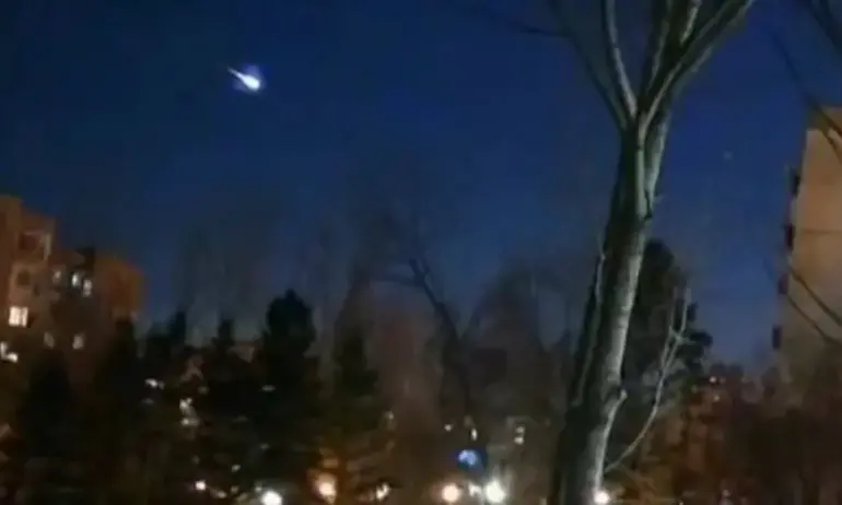 Метеор прелетя над България и огря небето - (ВИДЕО) - Tribune.bg
