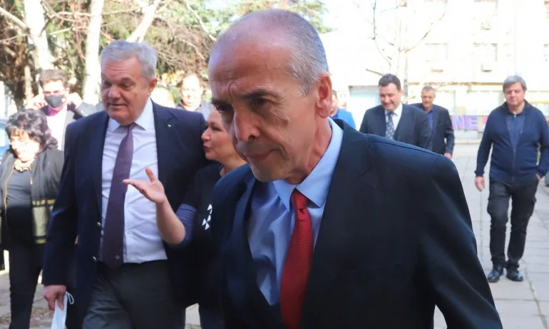 Доц. Мангъров: Мерките се ръководят от шайка дилетанти, които не са наясно какво да правят - Tribune.bg