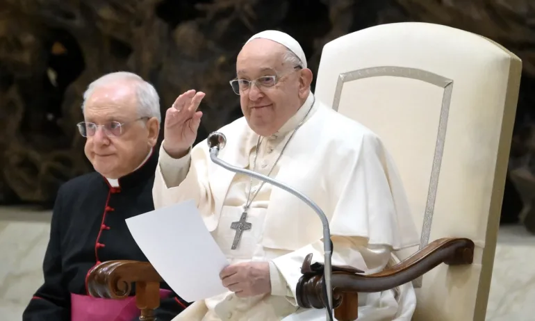 Папа Франциск е наранил ръката си при падане във Ватикана - Tribune.bg