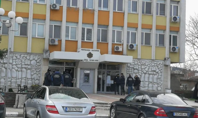 Арест за кмета на Червен бряг и петима служители на Общината - Tribune.bg