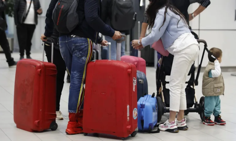 В София кацнаха българите от Оман - Tribune.bg