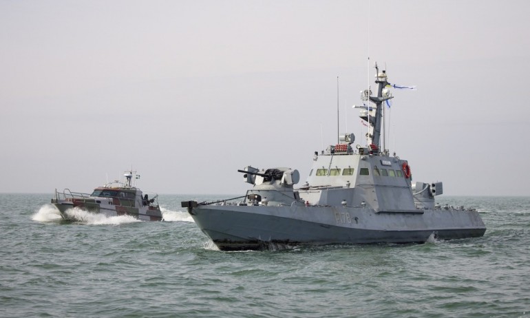 18 българи са блокирани на кораб в Мариупол - Tribune.bg