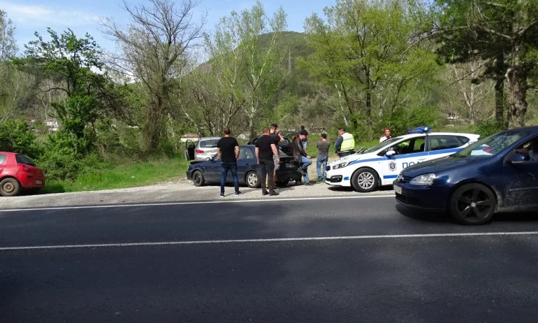 Верижна катастрофа с 5 автомобила блокира Е-79 - Tribune.bg