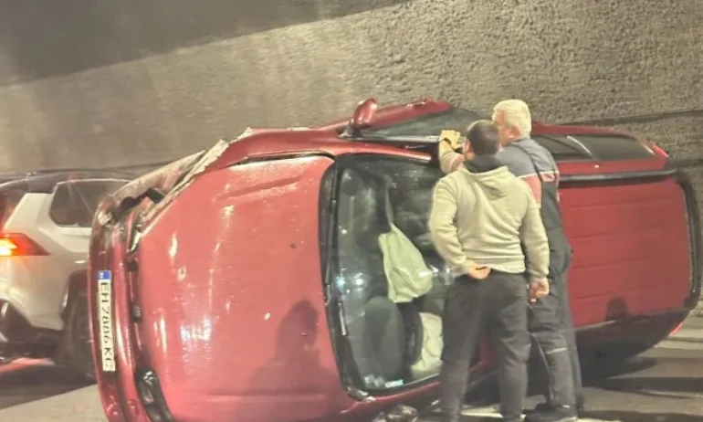 Катастрофа с обърната кола блокира трафика на магистрала Хемус - Tribune.bg