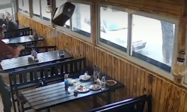 Мъж извади нож и започна да гони хора в столично заведение - Tribune.bg