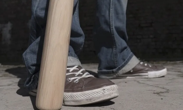 Заради момиче: Пребиха трима ученици с бухалки във Велико Търново - Tribune.bg