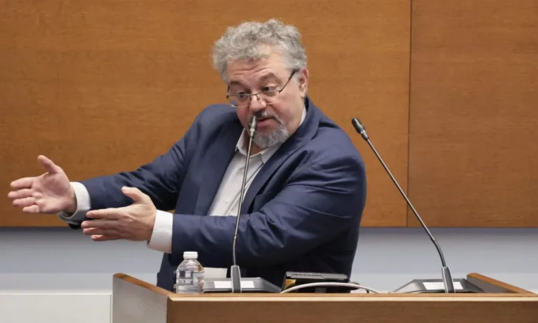 Цирк в парламента: Манол Пейков отказа да слезе от трибуната, опита да залее с вода друг депутат - Tribune.bg