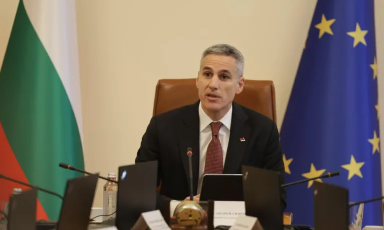 Премиерът Гюров: Проверяваме има ли схема за празни рафтове и пълни джобове с магазините на човека - Tribune.bg