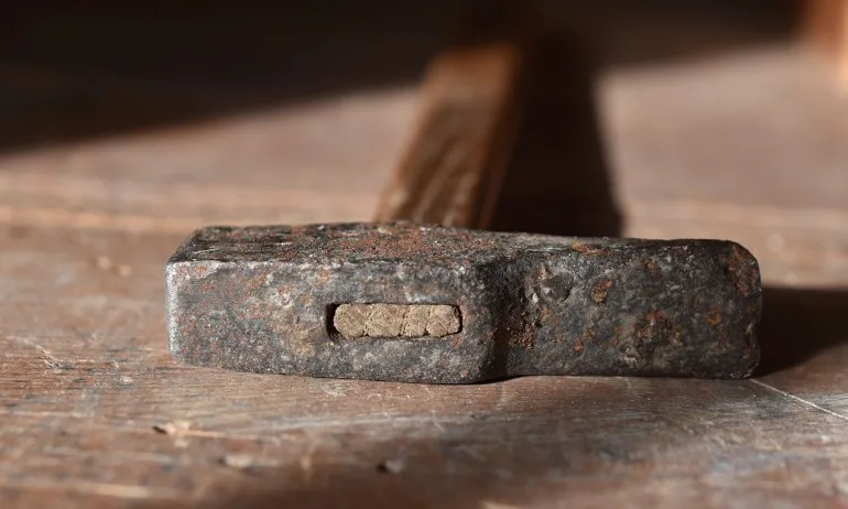 Нелеп инцидент: Съпруга разби главата на мъжа с чук - Tribune.bg