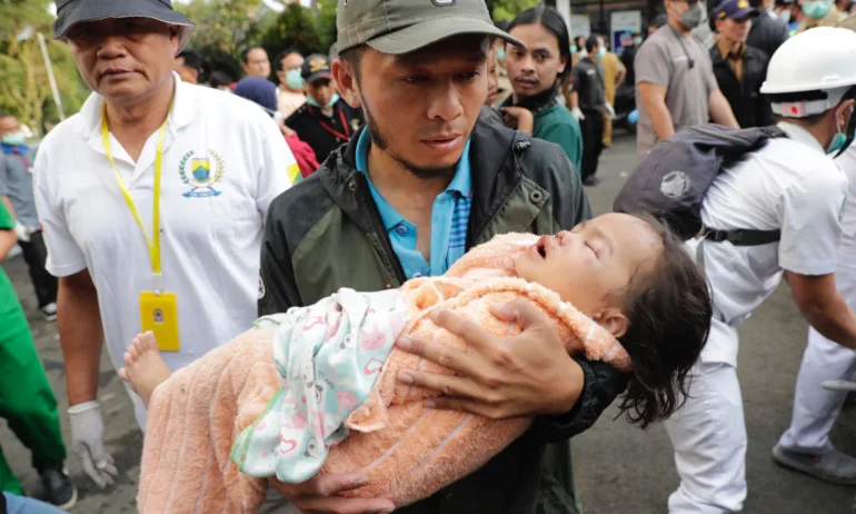 Трусът в Индонезия отне над 160 човешки живота, десетки са ранените - Tribune.bg