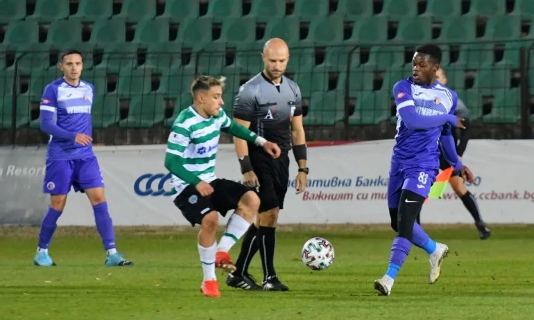 СКАНДАЛНО: Рефер посече тежко Черно море при загубата срещу Етър - Tribune.bg