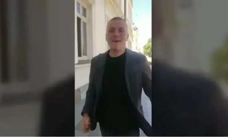 Ицо Хазарта с проява на агресия – замахва към журналист след въпрос за 3 март (ВИДЕО) - Tribune.bg