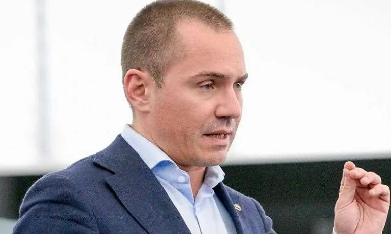 Джамбазки за пистолета: Фантасмагории и провокация в точен момент - Tribune.bg