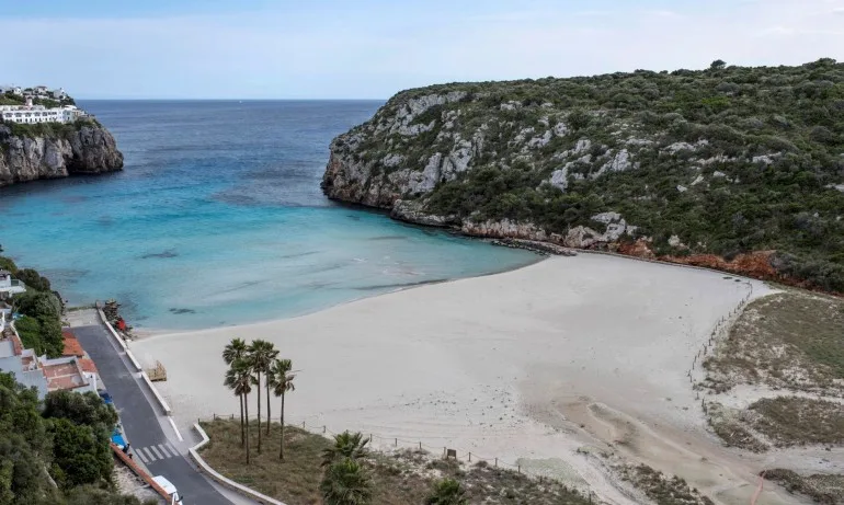 Строги мерки: С маска дори на плажа в Испания - Tribune.bg