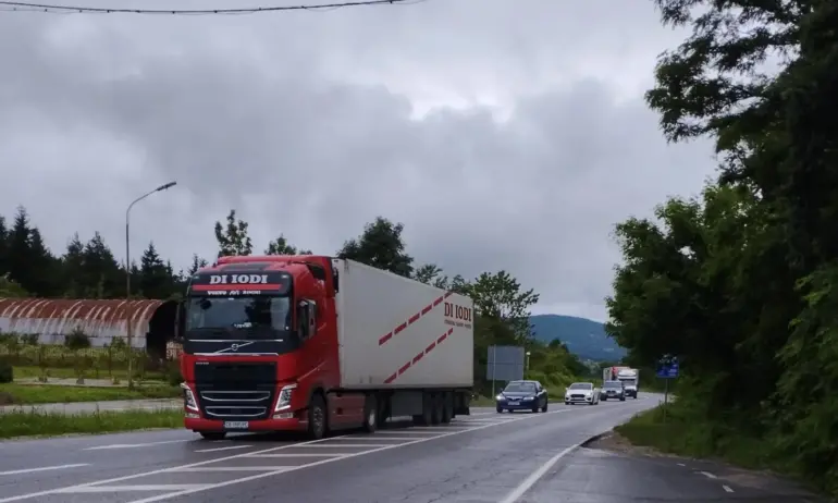Заради трафика от Гърция: От АПИ ограничават камионите над 12 тона - Tribune.bg