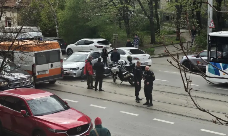Кола и полицейски мотор се удариха в София, има пострадал полицай - Tribune.bg