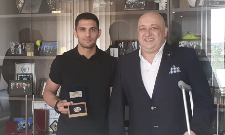 Министър Кралев награди сребърния медалист от Големия шлем по джудо Ивайло Иванов - Tribune.bg