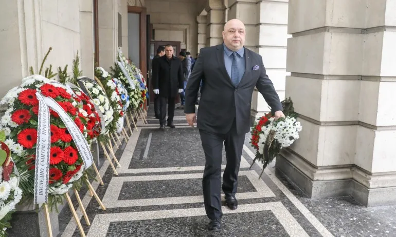 Министър Кралев почете паметта на Иван Вуцов - Tribune.bg
