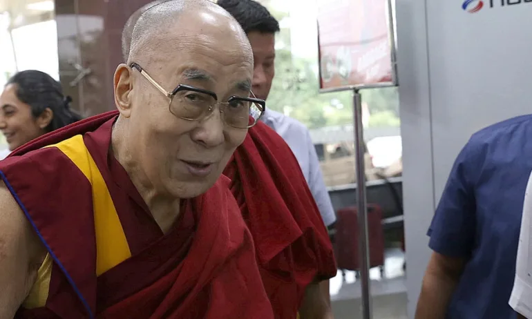 Далай Лама се извини, след като целуна малко момче по устата и помоли да смуче езика му - Tribune.bg