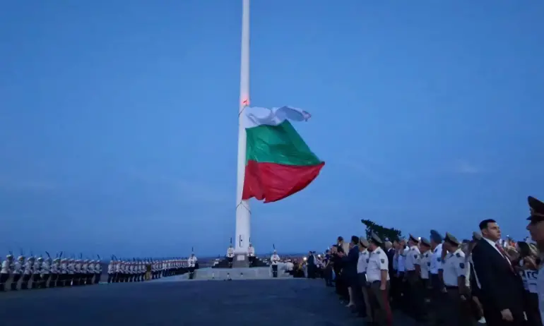 Заради лошото време: Свалиха националния флаг на хълма Боровец - Tribune.bg