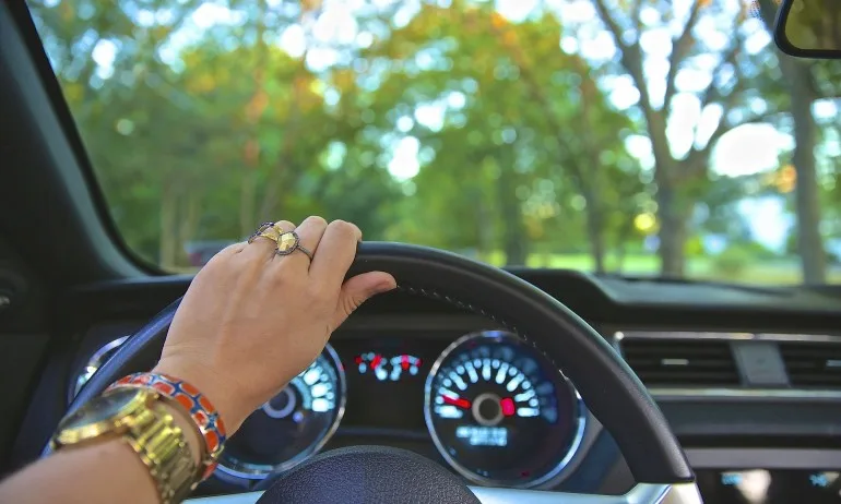 Пияна и без книжка блъсна четири автомобила в Слънчев бряг - Tribune.bg