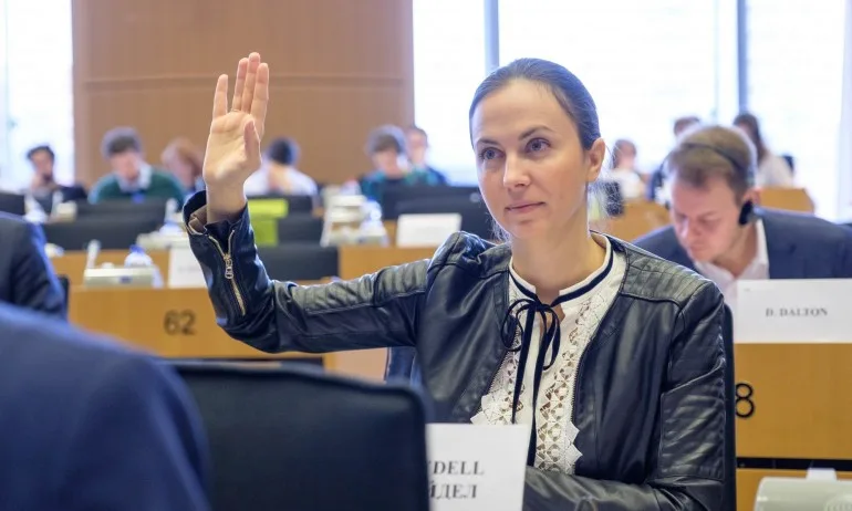 Ева Майдел: Приближаваме се към пълното премахване на двойните стандарти - Tribune.bg