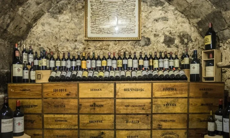 Обир като на кино: Крадци отмъкнаха бутилки вино за 350 000 евро, после замерваха с тях полицията - Tribune.bg