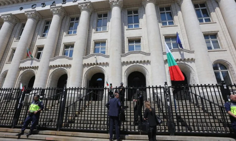 МЗ дава на прокуратурата материалите от проверката за доставки на респиратори, маски и лекарства - Tribune.bg