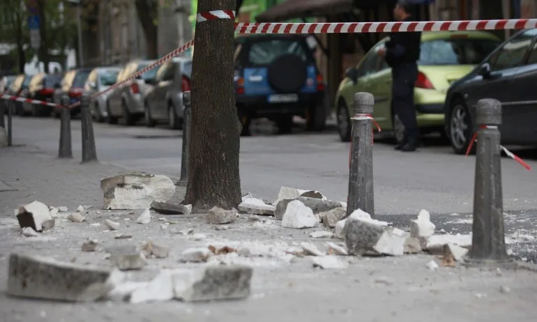 Част от фасада на сграда се срути в София - Tribune.bg