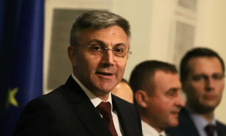 ПП и ДБ се върнаха в зала, за да чуят речта на Карадайъ - Tribune.bg