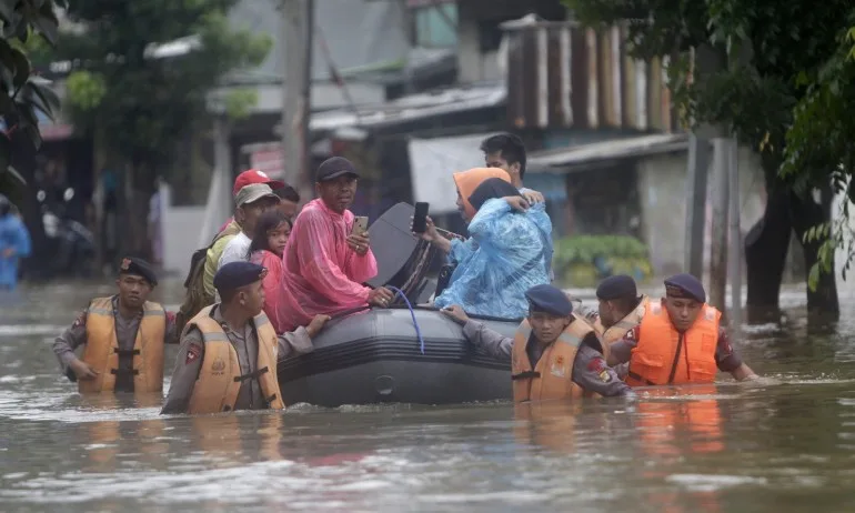 21 са жертвите на наводнения в Индонезия - Tribune.bg