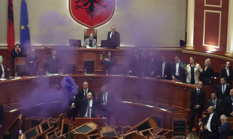 Димки и юмруци спряха заседанието на албанския парламент (ВИДЕО) - Tribune.bg