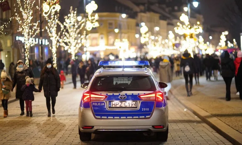 Скандал с ваксините в Полша: звезди и политици прередили лекари - Tribune.bg