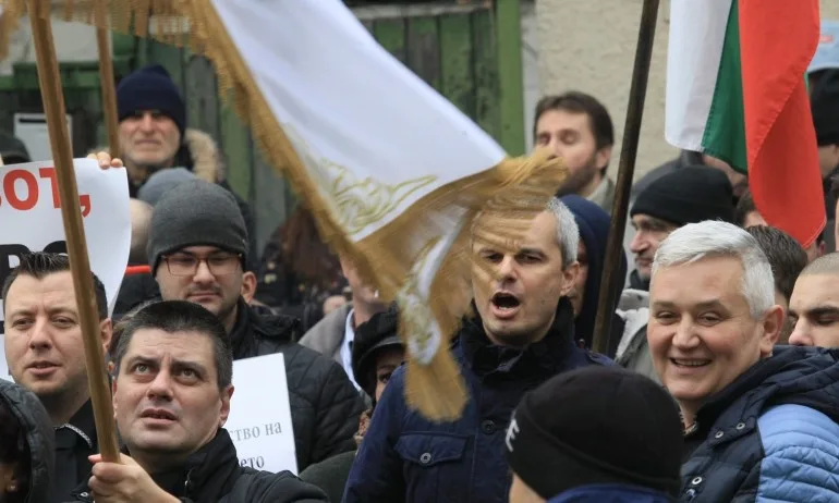 4-ма задържани след провокациите на протеста на Възраждане - Tribune.bg