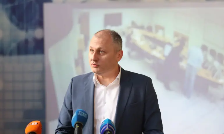 МЕУ: Взимаме всички мерки, за да няма ситуация като миналата година с изтичането на кодовете от машините - Tribune.bg