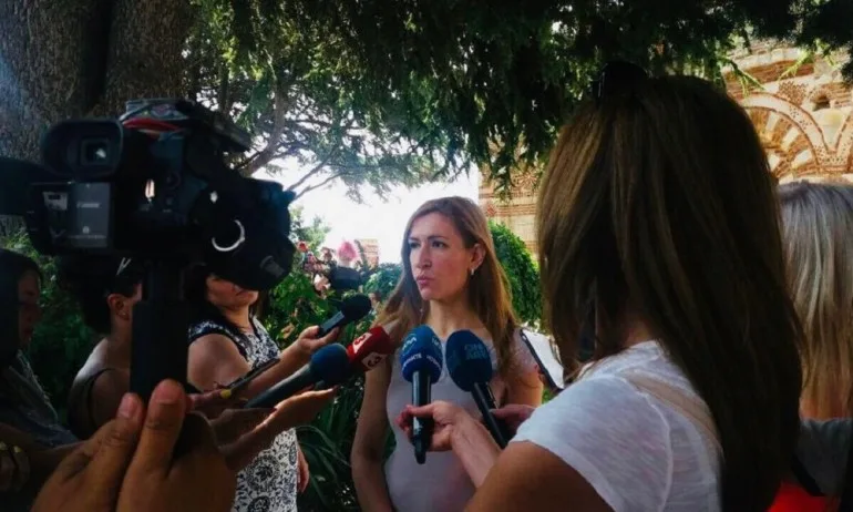 Ангелкова: Правят се масирани проверки на екскурзоводи - Tribune.bg