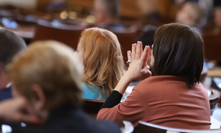 Бият ли се в Министерски съвет и има ли разлика между кулоари и колони? - Tribune.bg